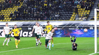 Tor in Dortmund! In dieser Szene trifft Marco Reus (l.) für den BVB im Bundesliga-Duell (20. Februar 2022) gegen Borussia Mönchengladbach im Signal-Iduna-Park. Torhüter Yann Sommer (r.) kommt nicht mehr an den Ball.