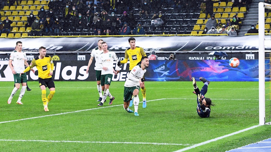 Tor in Dortmund! In dieser Szene trifft Marco Reus (l.) für den BVB im Bundesliga-Duell (20. Februar 2022) gegen Borussia Mönchengladbach im Signal-Iduna-Park. Torhüter Yann Sommer (r.) kommt nicht mehr an den Ball.