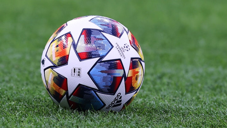 Der Champions-League-Ball liegt im Giuseppe Meazza Stadium auf dem Rasen.