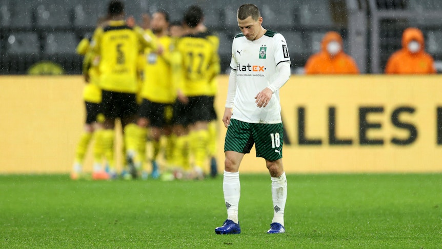 Gebrauchter Abend: Borussia Mönchengladbach kassierte am Sonntag (22. Februar 2022) eine herbe 0:5-Klatsche bei Borussia Dortmund. Das Foto zeigt Gladbachs Stefan Lainer mit hängendem Kopf.