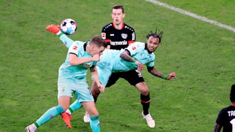 Ex-Gladbach-Profi Valentino Lazaro hat die Fußball-Bundesliga mit seinem Hackentreffer gegen Bayer Leverkusen am 8. November 2020 begeistert. Lazaro gelingt in dieser Szene der sogenannte Scorpion-Kick.