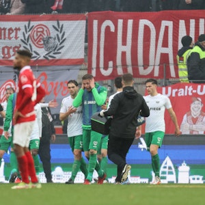 Rot-Weiss Essen - Preussen Münster, das Spiel wird in der 76. Minute nach einem Böllerwurf beim Stand von 1-1 abgebrochen.