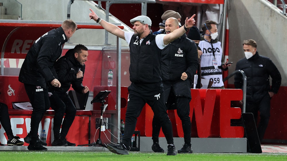 Steffen Baumgart jubelt über den Sieg des 1. FC Köln gegen Eintracht Frankfurt.