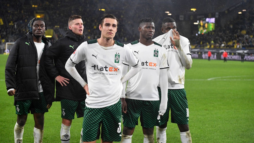 Nach der 0:6-Abreibung bei Borussia Dortmund haben sich die Gladbach-Spieler (v.l.) Kone, Elvedi, Neuhaus, Embolo und Thuram den Fohlen-Fans im Stadion gestellt. Die Gladbacher Spieler blicken enttäuscht.