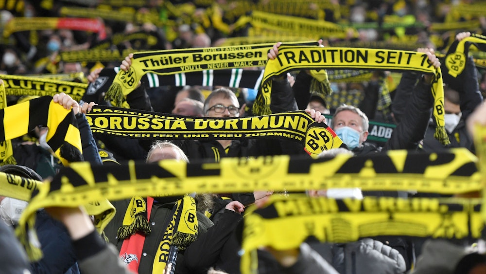 BVB-Fans stehen beim Spiel gegen Borussia Mönchengladbach auf der Tribüne
