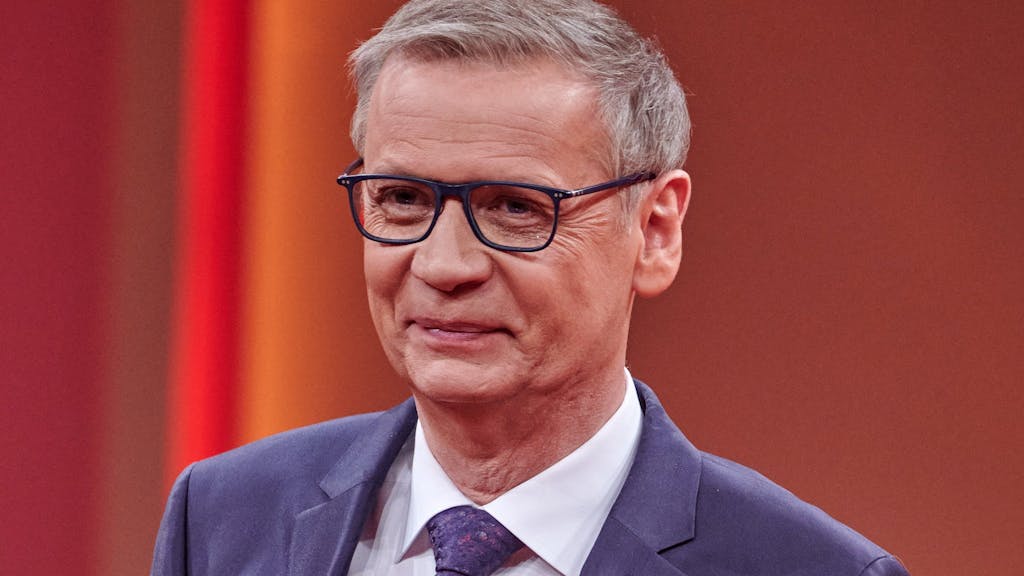 Der Moderator Günther Jauch steht beim RTL Jahresrückblick «Menschen, Bilder, Emotionen 2020» im Studio. (zu dpa «RTL gibt unglücklichem Kandidaten zweite Chance bei Günther Jauch») +++ dpa-Bildfunk +++