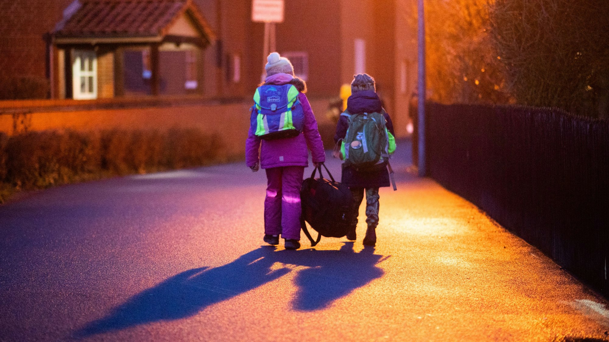 Zwei Schüler sind im Januar 2022 auf dem Schulweg zu ihrer Grundschule in der Region Hannover. Die Bundesregierung plant Lockerungen der Corona-Reiseregeln vor den Osterferien.
