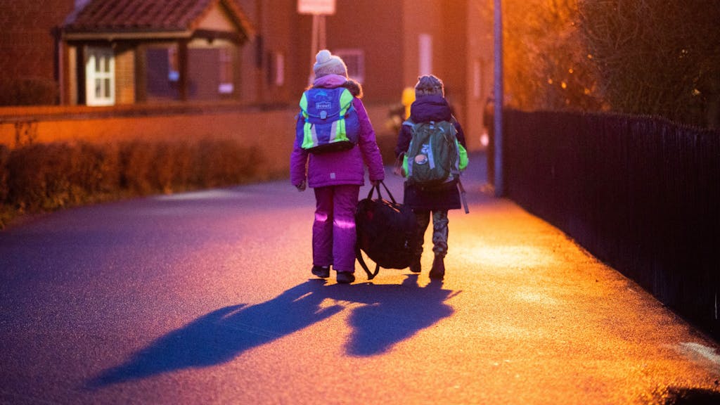 Zwei Schüler sind im Januar 2022 auf dem Schulweg zu ihrer Grundschule in der Region Hannover. Die Bundesregierung plant Lockerungen der Corona-Reiseregeln vor den Osterferien.