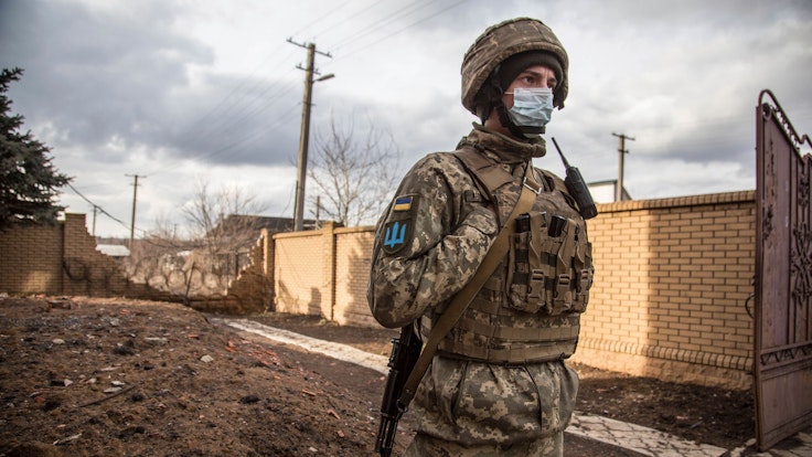 Ein ukrainischer Soldat steht in dem Dorf in der Region Luhansk