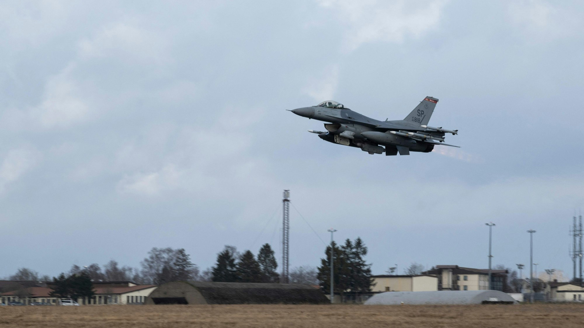 Dieses vom US-Verteidigungsministerium veröffentlichte Bild zeigt eine F-16, die am 11. Februar den Luftwaffenstützpunkt Spangdahlem in Richtung Rumänien verlässt. Laut Militär werde das Geschwader verlegt, „um die regionale Sicherheit zu stärken“.