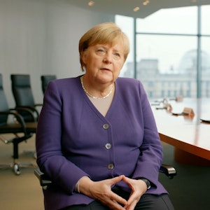 Szene aus der neuen Doku „Angela Merkel – Im Lauf der Zeit“ von Torsten Körner, die ab 20. Februar in den Mediatheken zu sehen ist.