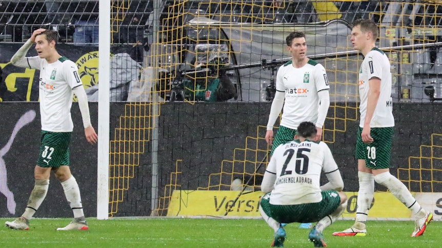 Beim BVB kam Borussia Mönchengladbach am Sonntag (20. Februar 2022) mit 0:6 unter die Räder. Auch, weil das Team die eigenen Torchancen nicht nutzte. Das Foto zeigt das Team nach einem der unzähligen Gegentore enttäuscht und ungläubig schauend.