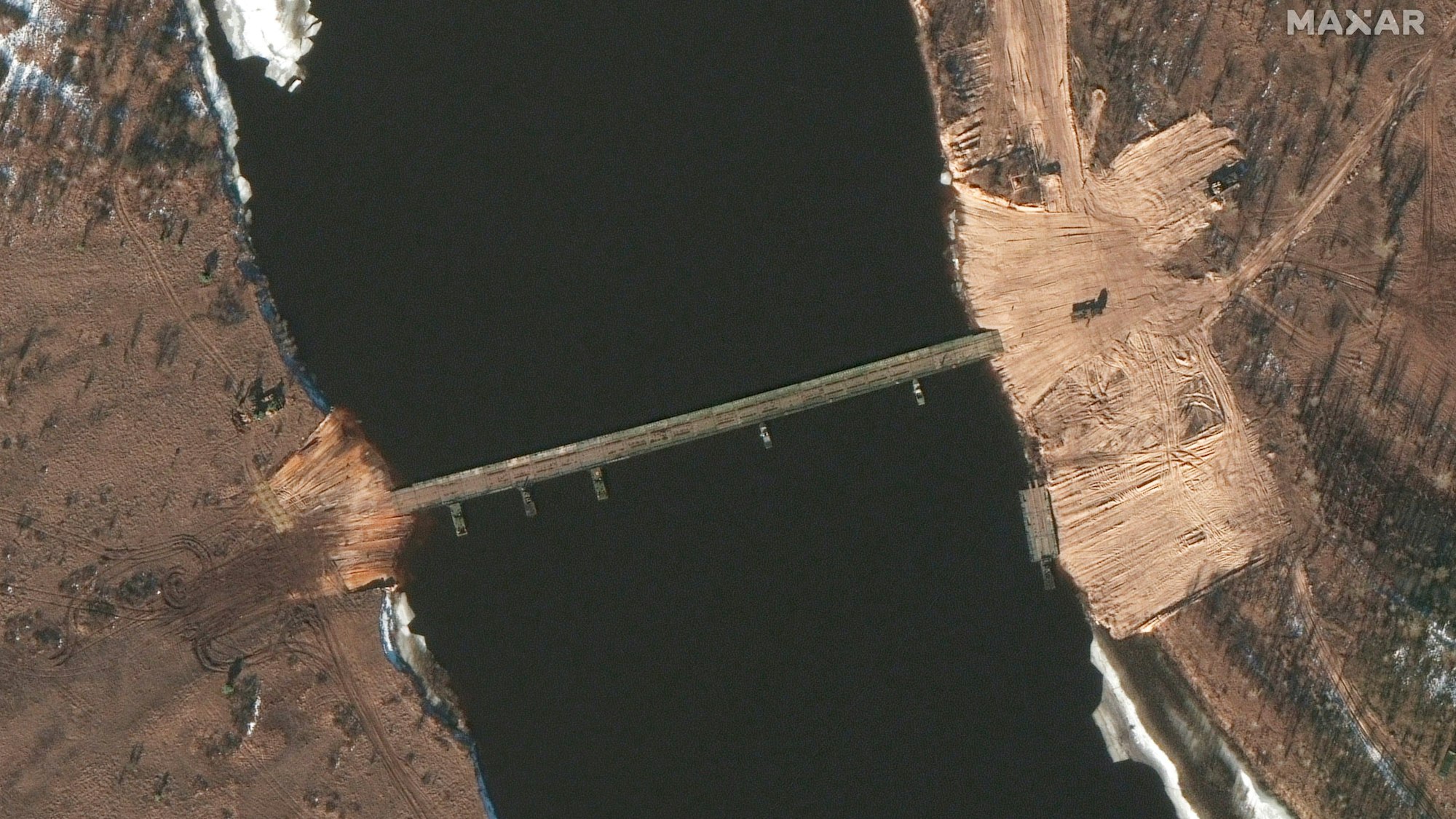 Dieses am 15. Februar von Maxar Technologies bereitgestellte Satellitenbild zeigt eine über Nacht entstandene Pontonbrücke, die über den Fluss Prypjat an der Grenze zu Weißrussland führt.