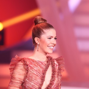 Victoria Swarovski steht während der RTL-Show von "Let's Dance" auf der Bühne.