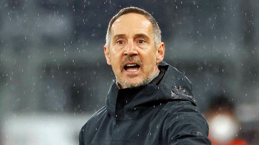 Bittere Niederlage im Dauerregen: Adi Hütter, Trainer von Borussia Mönchengladbach, hat an der Seitenlinie im Signal-Iduna-Park mitansehen müssen, wie sein Team gegen den BVB mit 0:6 untergegangen ist. Hütter ruft etwas auf das Spielfeld.