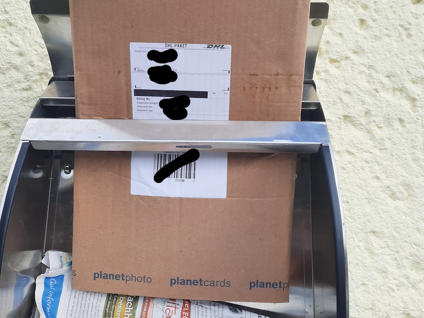 Das Paket wurde geliefert – allerdings mit Gewalt in den Briefkasten gestopft. Jetzt ist der Briefkasten nicht mehr zu gebrauchen.