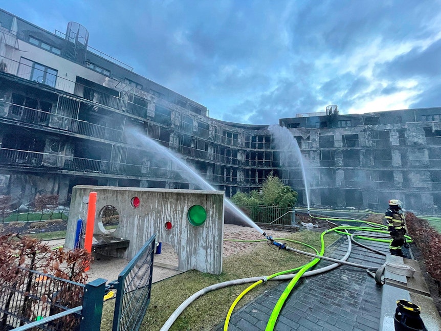 Feuerwehr löscht Brand in einem Wohnkomplex in Essen.