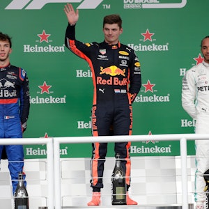 Sieger Max Verstappen (M) aus den Niederlanden vom Team Red Bull Racing, steht auf dem Podium mit dem zweitplatzierten Pierre Gasly (l) aus Frankreich vom Team Toro Rosso und dem drittplatzierten Lewis Hamilton aus Großbritannien vom Team Mercedes.