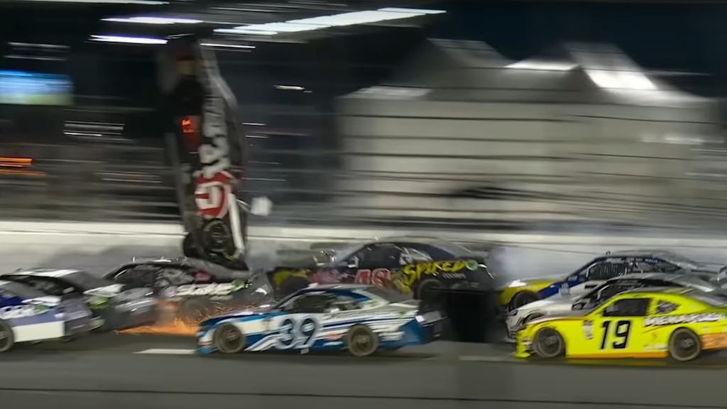 Beim Rennen der Nascar Xfinity Serie kommt es zu einem spektakulären Crash, bei dem das Auto von Myatt Snider abhebt. 