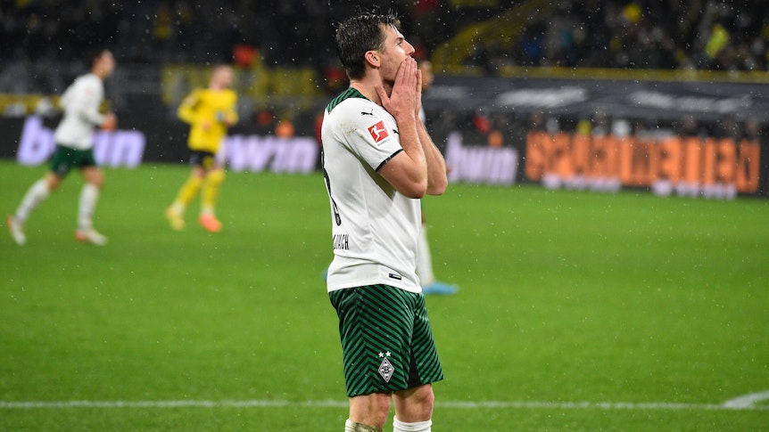 Fassungslosigkeit bei Jonas Hofmann von Borussia Mönchengladbach. Sein Team kam am Sonntag (20. Februar 2022) mit 0:6 bei Borussia Dortmund unter die Räder.