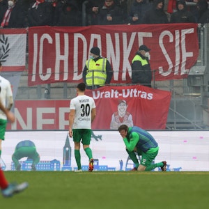 Rot-Weiss Essen - Preussen Münster, das Spiel wird in der 76. Minute nach einem Böllerwurf beim Stand von 1:1 abgebrochen.