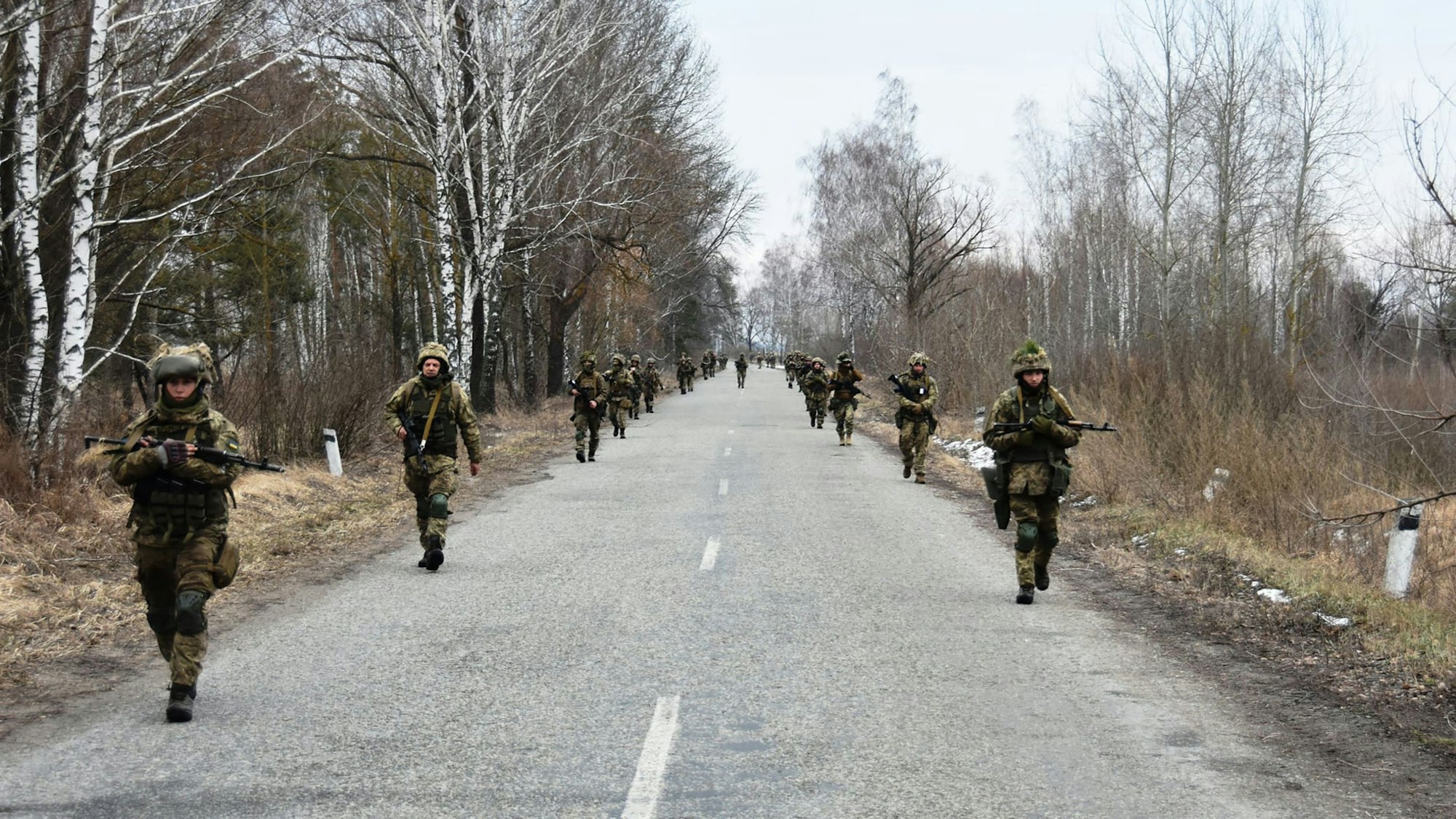 Das am 21. Februar von den ukrainischen Streitkräften veröffentlichte Foto zeigt ukrainische Soldaten an einem unbekannten Ort, die an Übungen teilnehmen. Russland führt nach Angaben der USA offenbar eine Liste von Ukrainern, die im Falle einer Invasion „getötet oder in Lager geschickt werden“ sollen.