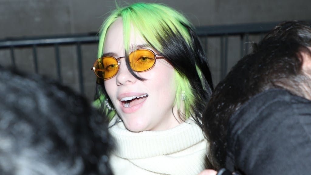 Sängerin Billie Eilish mit einer orange-farbenen Sonnenbrille auf einem Foto vom 19. Februar 2020.