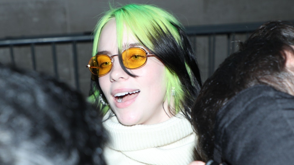 Sängerin Billie Eilish mit einer orange-farbenen Sonnenbrille auf einem Foto vom 19. Februar 2020.
