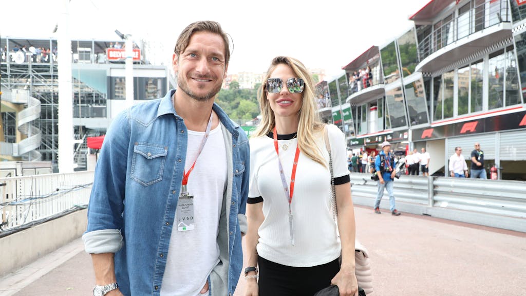 Francesco Totti und Ilary Blasi stehen auf der Rennstrecke in Monaco.