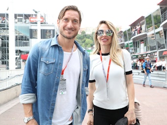 Francesco Totti und Ilary Blasi stehen auf der Rennstrecke in Monaco.