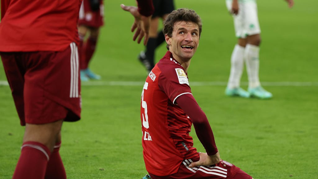 Thomas Müller vom FC Bayern München ärgert sich über eine vergebene Torchance.