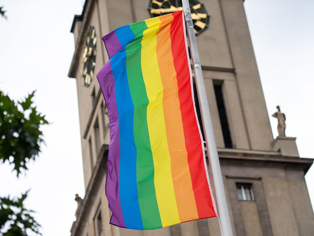 Vor dem Rathaus Schöneberg weht am 24.06.2021 eine Regenbogenflagge.