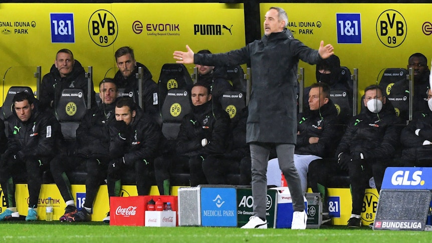 Trainer Adi Hütter von Borussia Mönchengladbach. Hier zu sehen am Spielfeldrand am 20. Februar 2022 bei der 0:6-Niederlage in Dortmund. Hütter gestikuliert mit den Armen.