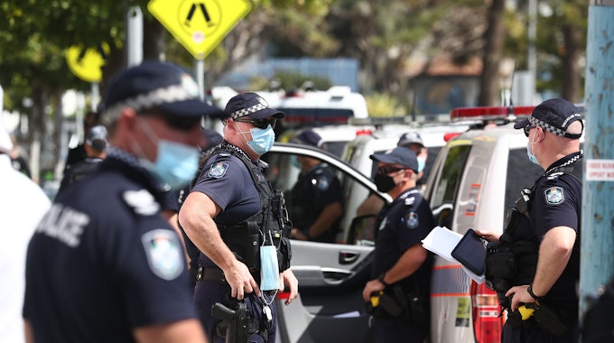 Polizisten sind während eines Protests gegen die Corona-Maßnahmen in der Nähe der Grenze zwischen New South Wales und Queensland in Coolangatta im Einsatz