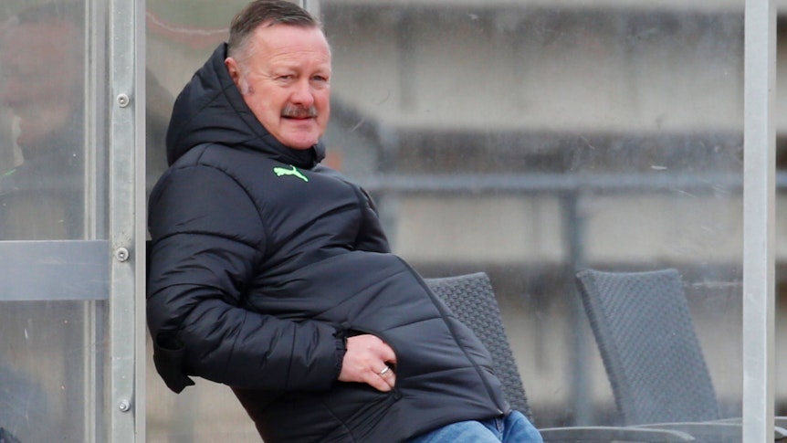 Roland Virkus, Sportdirektor von Borussia Mönchengladbach, lehnt beim Regionalliga West Duell zwischen Borussias U23 und dem SV Rödinghausen am 23. Oktober 2021 lässig an einer Wand.