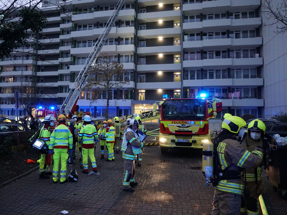 Feuerwehr bei einem Einsatz vor einem Haus in Ratingen.