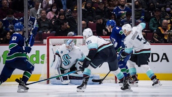 Spielszene aus dem NHL-Spiel zwischen den Vancouver Canucks und den Seattle Kraken vor dem Tor der Gäste.