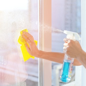 Fenster streifenfrei putzen, geht mit Hausmitteln genauso gut, wie mit speziellen Glasreinigern.