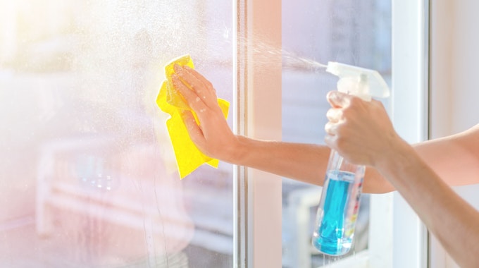 Fenster streifenfrei putzen, geht mit Hausmitteln genauso gut, wie mit speziellen Glasreinigern.