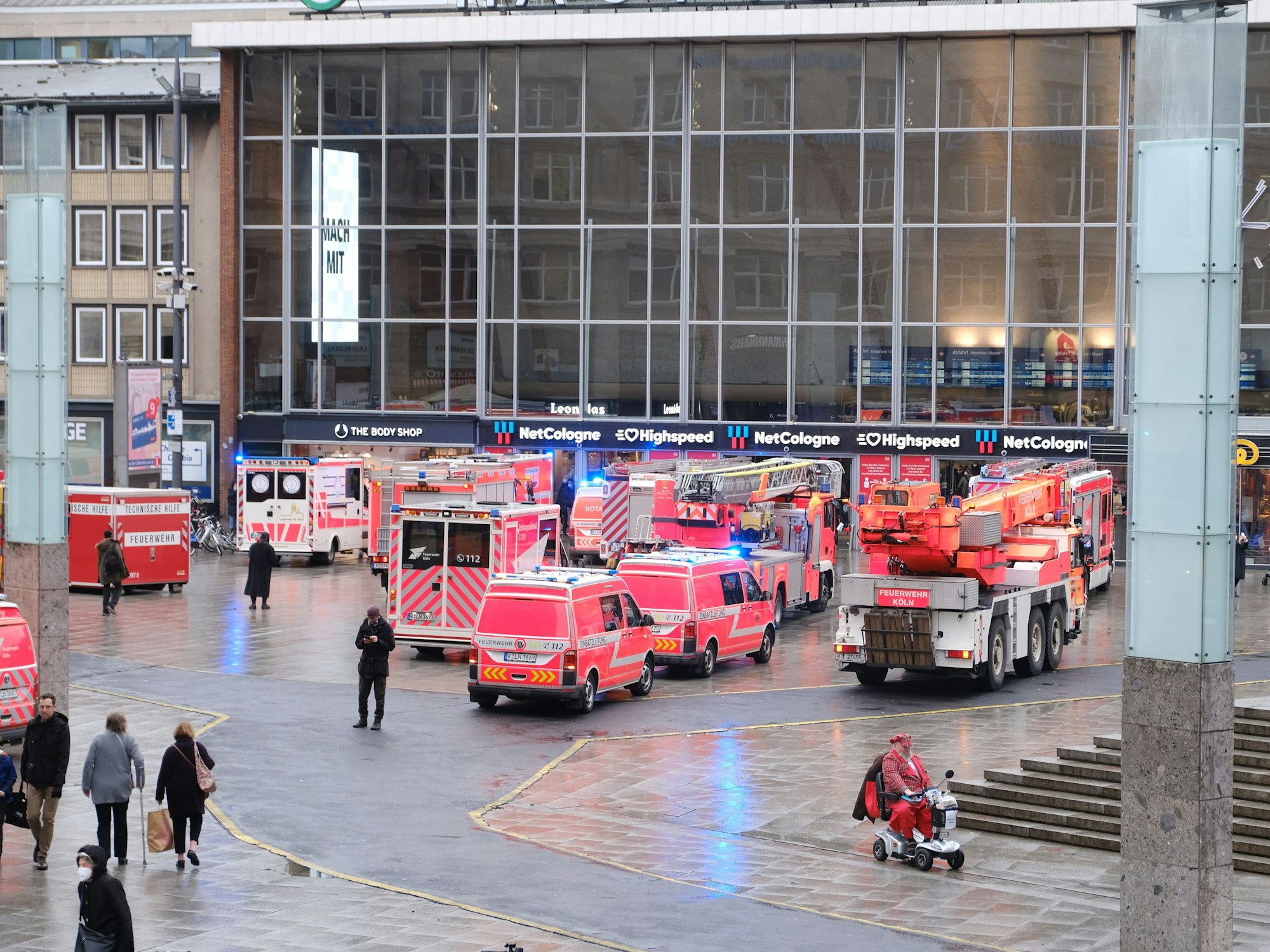Einsatzfahrzeuge stehen auf dem Bahnhofsvorplatz vor dem Kölner Hauptbahnhof.
