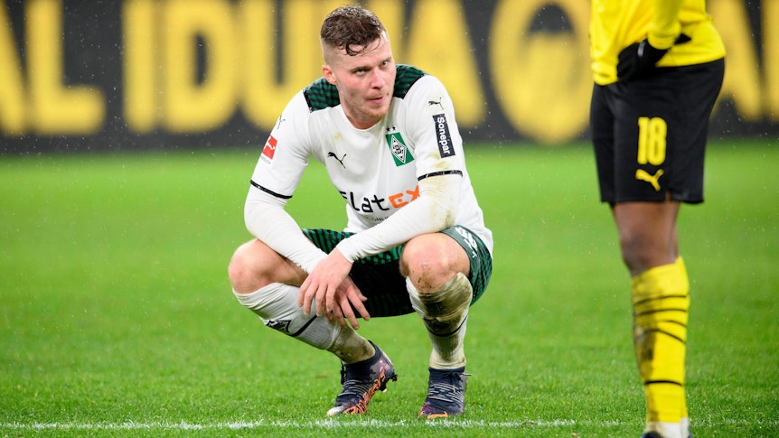 Borussia Mönchengladbach, in Person von Nico Elvedi, auf dem Boden der Tatsachen nach dem Spiel gegen Borussia Dortmund am 20.02.2022