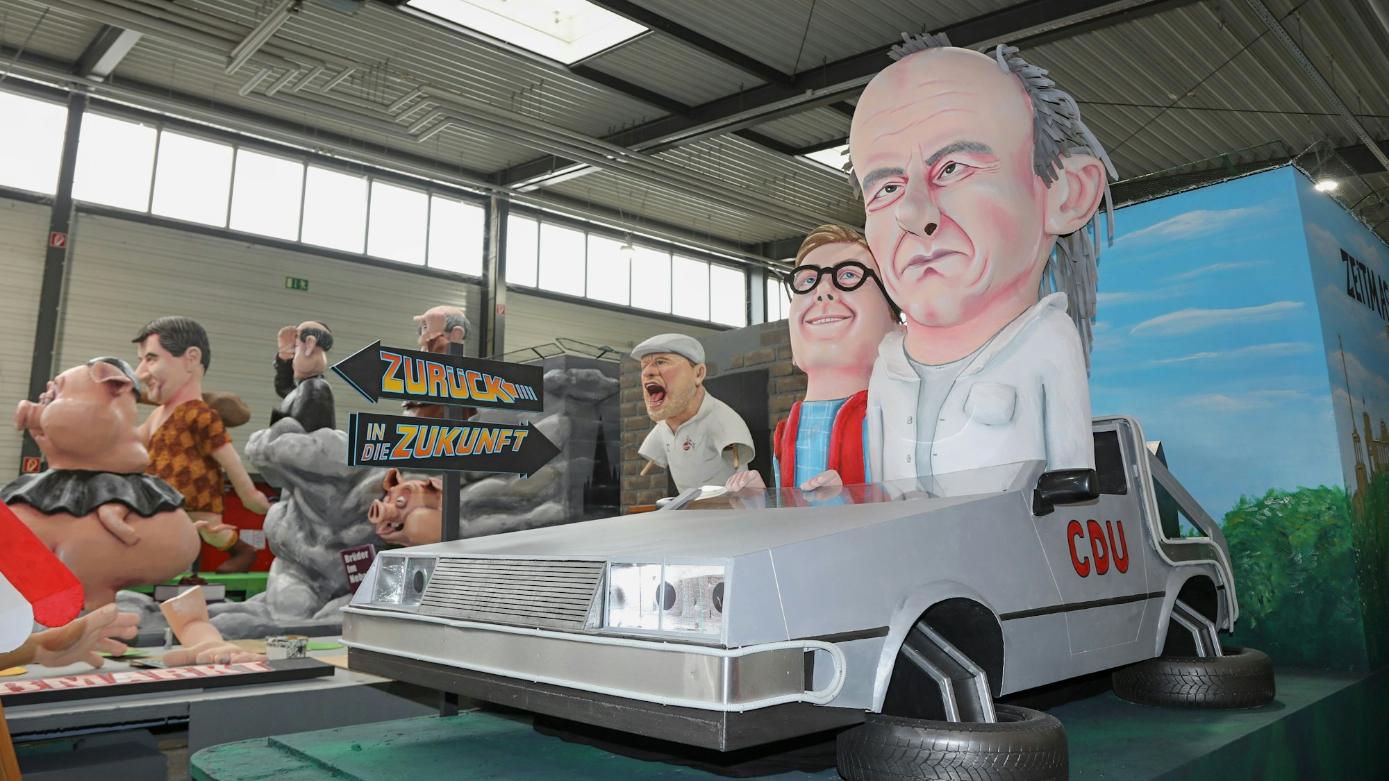 Eine Pappfigur mit Friedrich Merz in einem Auto von„ Zurück in die Zukunft“