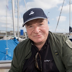 Schauspieler Fritz Wepper sitz mit einer Angel auf einem Angelboot im Hafen. Am 17. August 2021 wird Fritz Wepper 80 Jahre alt.