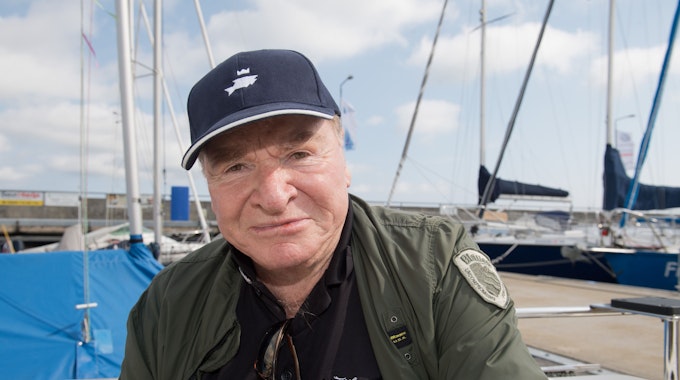 Schauspieler Fritz Wepper sitz mit einer Angel auf einem Angelboot im Hafen. Am 17. August 2021 wird Fritz Wepper 80 Jahre alt.