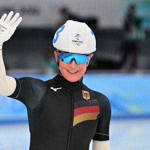 Claudia Pechstein winkt nach dem Massenstart im Eisschnelllauf bei Olympia.