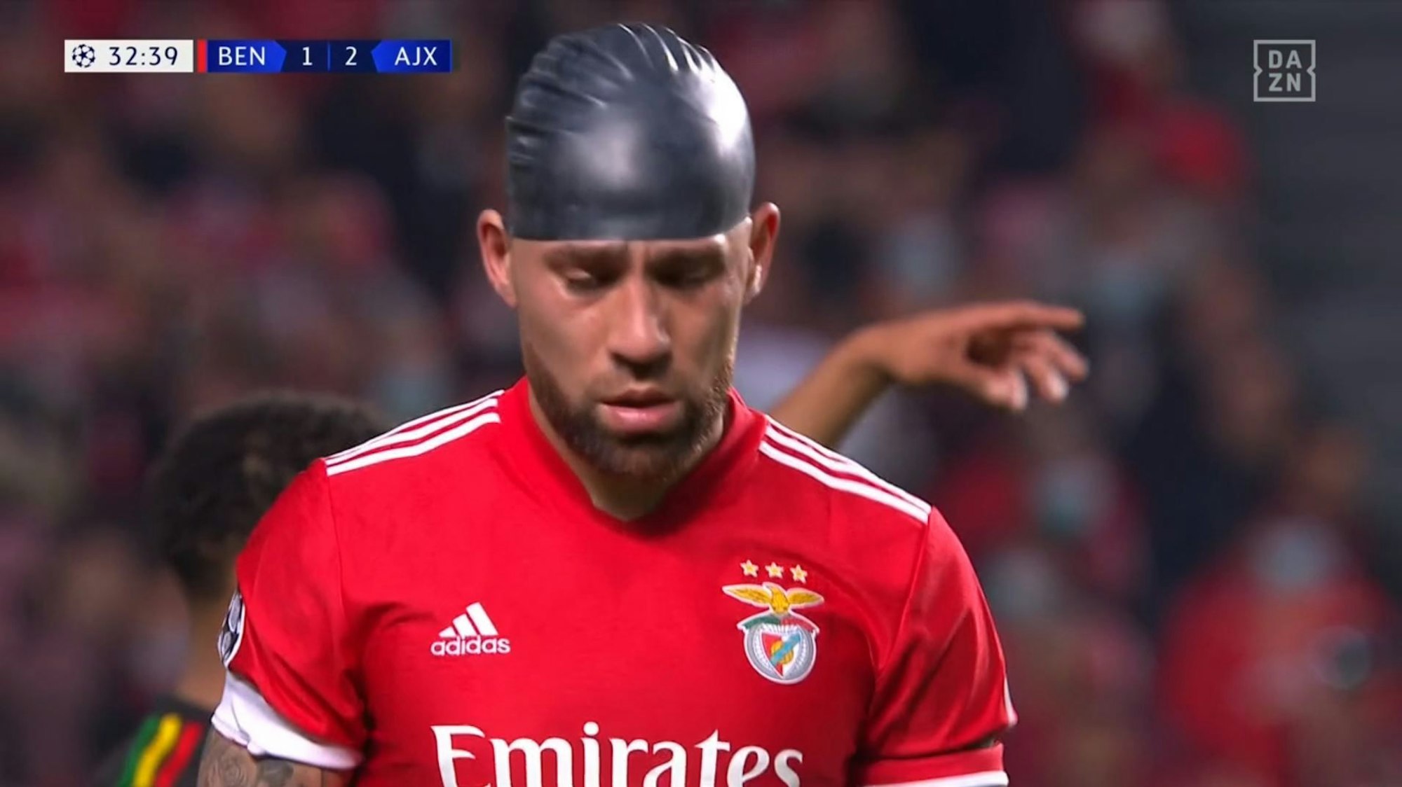 Nicolás Otamendi trägt nach der Kopfverletzung im Spiel von Benfica Lissabon gegen Ajax Amsterdam eine Badekappe.
