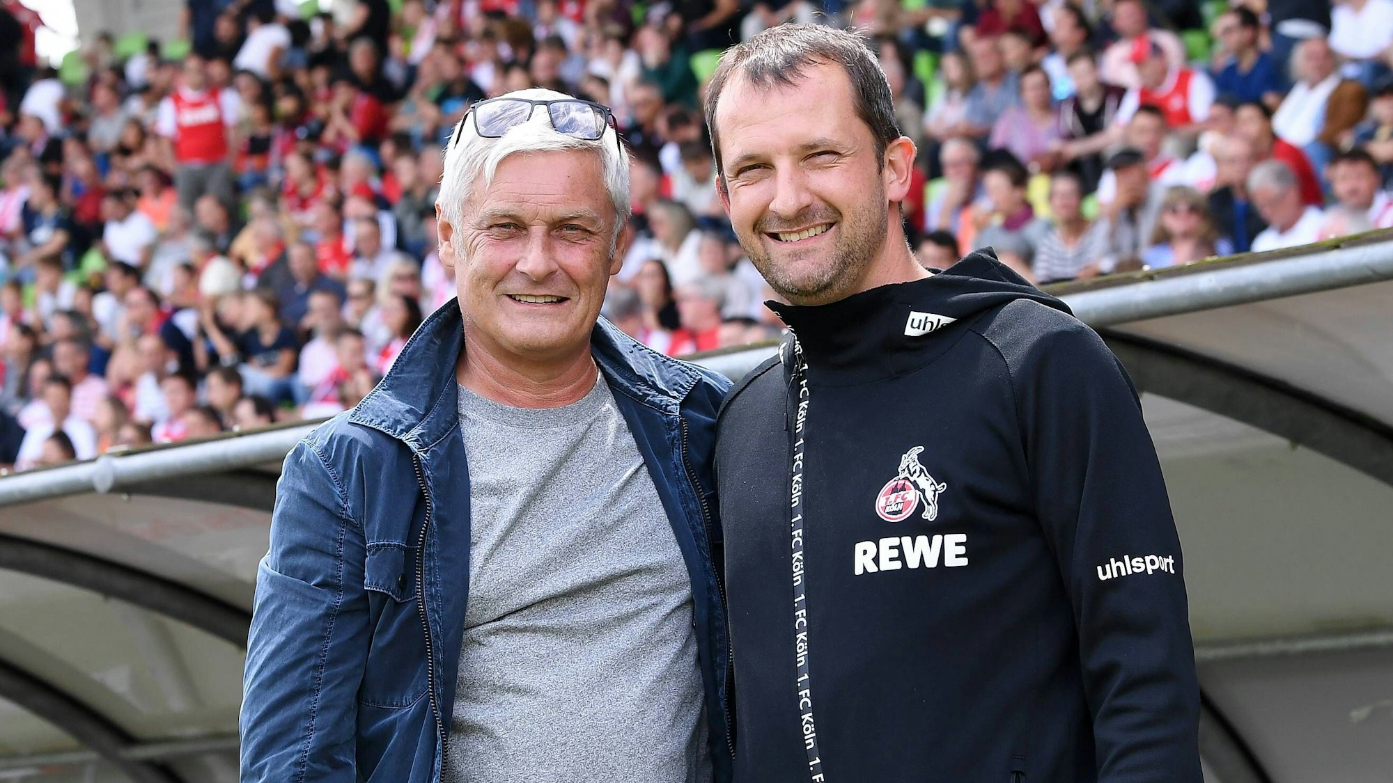 Denis Lapaczinski (r.) und Armin Veh (l.) beim Testspiel gegen den SSV Reutlingen am 14. Juli 2019