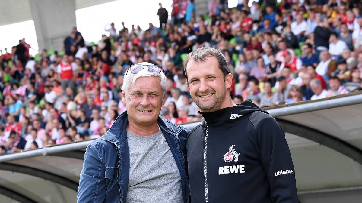 Denis Lapaczinski (r.) und Armin Veh (l.) beim Testspiel gegen den SSV Reutlingen am 14. Juli 2019