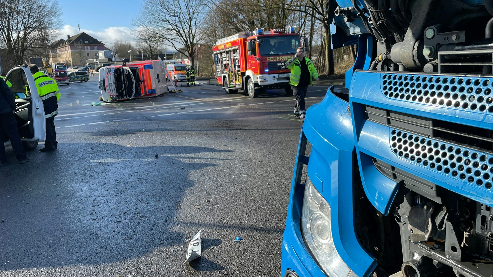 Aufnahme des Unfalls eines Rettungswagens und eines LKWs in Detmold.