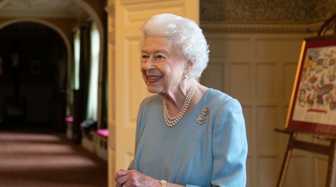 Königin Elizabeth II. lächelt während eines Empfangs im Ballsaal von Sandringham House, der Residenz der Königin in Norfolk, mit Vertretern lokaler Gemeindegruppen, um den Beginn des Platinjubiläums zu feiern.